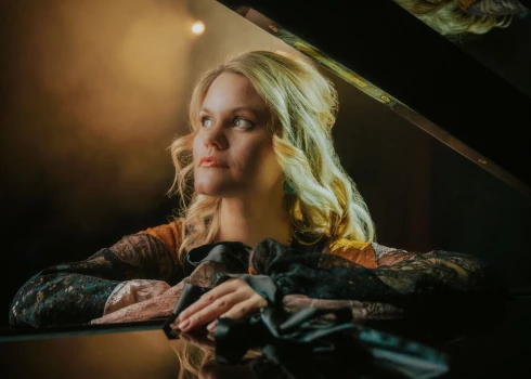 “Šī dziesma nav par sniegu, nedz par ziemu, bet gan par vēsumu un attālumu, kas iestājies attiecībās starp diviem cilvēkiem,” stāsta Annija.