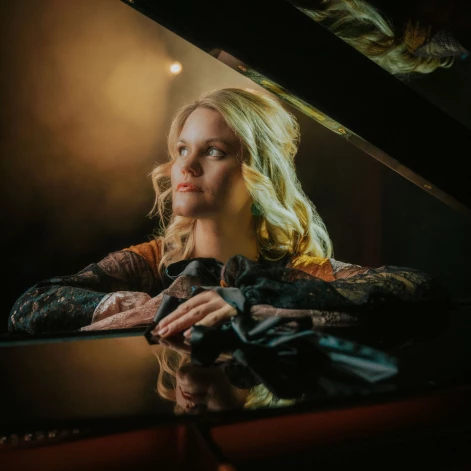 “Šī dziesma nav par sniegu, nedz par ziemu, bet gan par vēsumu un attālumu, kas iestājies attiecībās starp diviem cilvēkiem,” stāsta Annija.