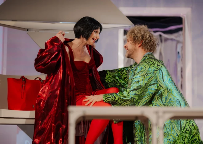 2025. gada 5. novembrī Talsu kultūras centrā nosvinēta režisora Rolanda Atkočūna iestudētās Marka Kamoleti komēdijas "Boeing, Boeing!" pirmizrāde.