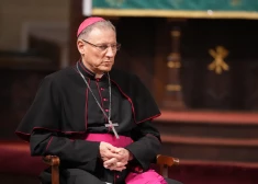 Arhibīskaps Zbigņevs Stankevičs šodienas protestu laikā aicina lūgties par Latviju