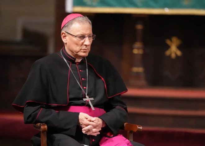 Arhibīskaps Zbigņevs Stankevičs šodienas protestu laikā aicina lūgties par Latviju