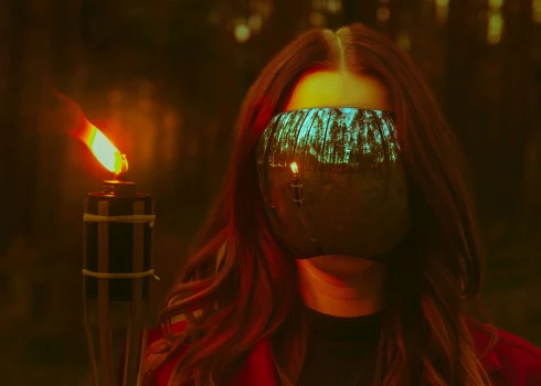 Žakete debitē ar dziesmu “Sargātu” – klusu, bet spēcīgu patriotisma apliecinājumu.