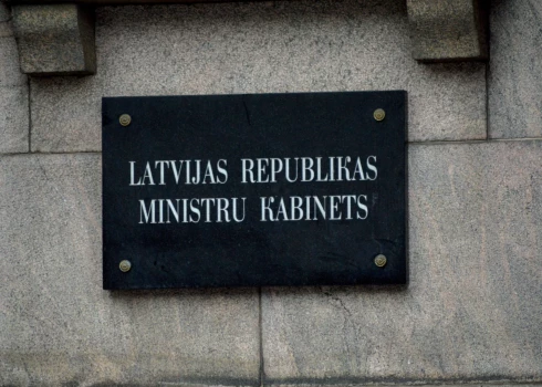 Patlaban noteikts, ka partijai, par kuru pēdējās Saeimas vēlēšanās nobalsojuši vairāk nekā divi procenti vēlētāju, valsts budžeta finansējumu kalendārā gada laikā piešķir 0,9 procentu apmērā no Ministru kabineta noteiktās minimālās mēneša darba algas par katru iegūto balsi pēdējās parlamenta vēlēšanās.