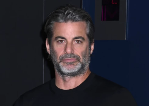 Dženifera Anistone apstiprina attiecības ar hipnoterapeitu Džimu Kērtisu.