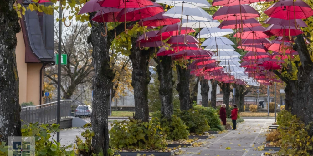Ogres novads ietērpts valsts svētku noskaņās.