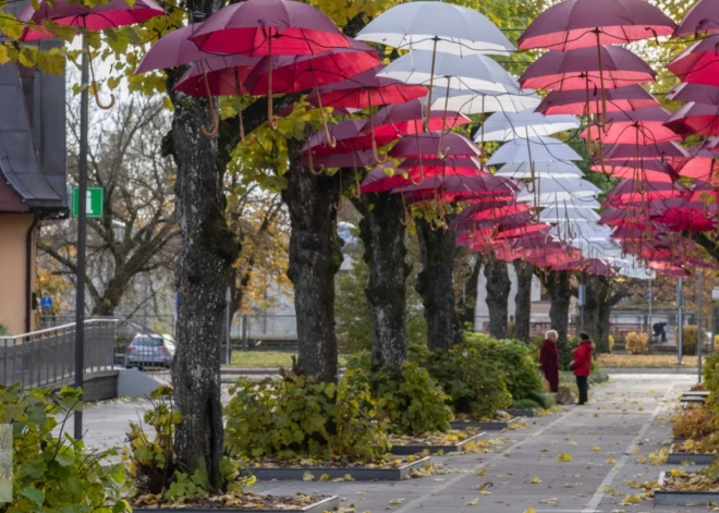Ogre iemirdzas sarkanbaltsarkanās krāsās, svinot Latvijas brīvības stāstu