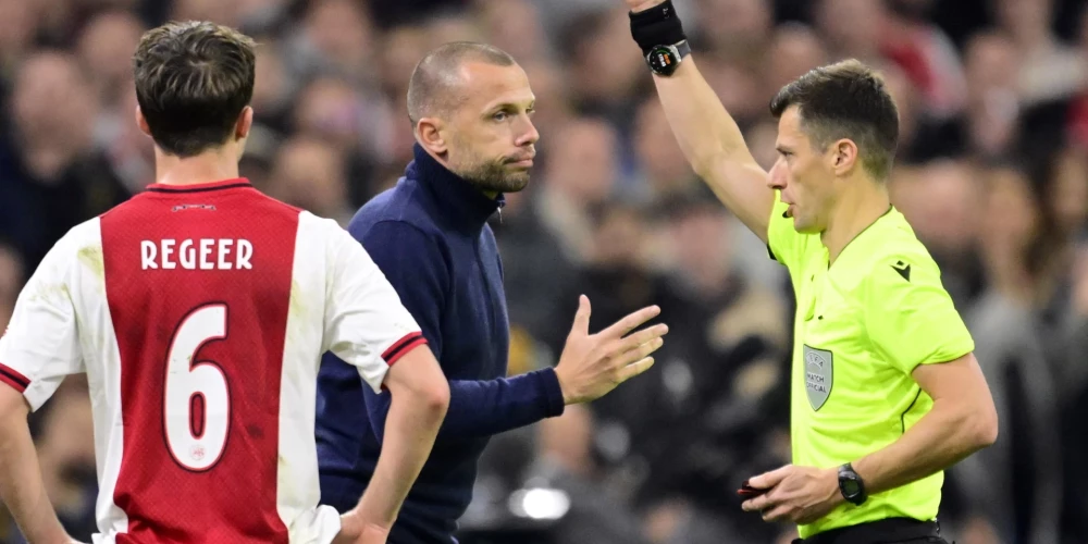 "Ajax" treneris Džons Heitinga saņem dzelteno kartīti Amsterdamā UEFA Čempionu līgas spēlē "Galatasaray SK" , beet nākamajā dienā saņēma sarkano kartīti no paša kluba vadības