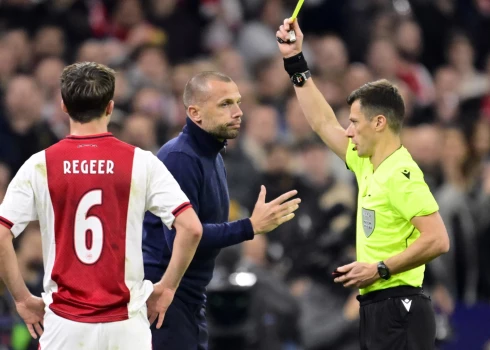 "Ajax" treneris Džons Heitinga saņem dzelteno kartīti Amsterdamā UEFA Čempionu līgas spēlē "Galatasaray SK" , beet nākamajā dienā saņēma sarkano kartīti no paša kluba vadības