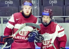 Lieliskais Kristers Ansons gūst trīs vārtus, Latvijas U-20 hokejisti sakauj Austriju Četru nāciju turnīrā