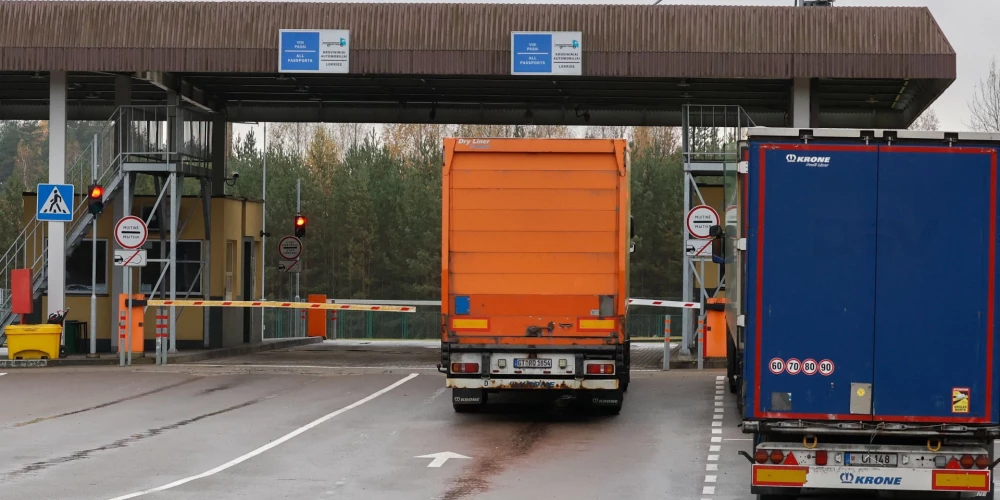 Apmēram 5000 Lietuvas kravas automašīnu un puspiekabju pašlaik nevar atstāt Baltkrieviju, jo Lietuva līdz novembra beigām slēdza robežu, savukārt Baltkrievija aizliedza Lietuvas kravas automašīnām pārvietoties pa valsts teritoriju.