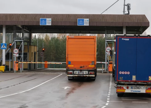 Apmēram 5000 Lietuvas kravas automašīnu un puspiekabju pašlaik nevar atstāt Baltkrieviju, jo Lietuva līdz novembra beigām slēdza robežu, savukārt Baltkrievija aizliedza Lietuvas kravas automašīnām pārvietoties pa valsts teritoriju.