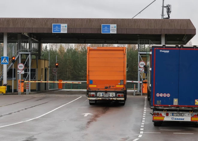 Lietuva sašutusi: Baltkrievija neļauj atgriezties mūsu kravas automašīnām