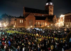 На Домской площади в Риге собрались несколько тысяч человек на протест против выхода из Стамбульской конвенции