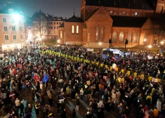 Vismaz 10 000 cilvēku Doma laukumā protestē pret izstāšanos no Stambulas konvencijas