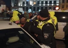 Doma laukumā aiztur vīrieti, kamēr vismaz 10 000 cilvēku piedalās protestā pret izstāšanos no Stambulas konvencijas