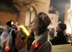 VIDEO: kaut kas tik aizkustinošs sen nav redzēts! Pūlis Doma laukumā skaisti dzied “Nevis slinkojot un pūstot”