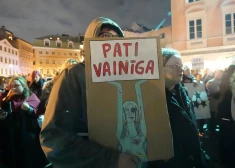 "Konvencija sargā, populisms posta!": arī Cēsīs protestē pret izstāšanos no Stambulas konvencijas