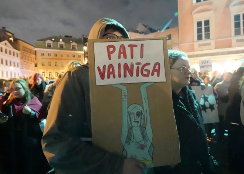 Daudzviet Latvijā notikušas protesta akcijas pret Saeimas lēmumu par izstāšanos no Stambulas konvencijas