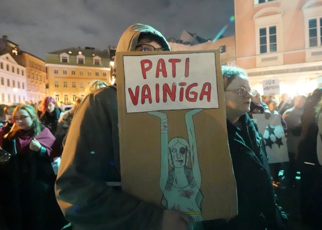 "Konvencija sargā, populisms posta!": arī Cēsīs protestē pret izstāšanos no Stambulas konvencijas