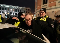 Во время протеста на Домской площади полиция задержала двух человек