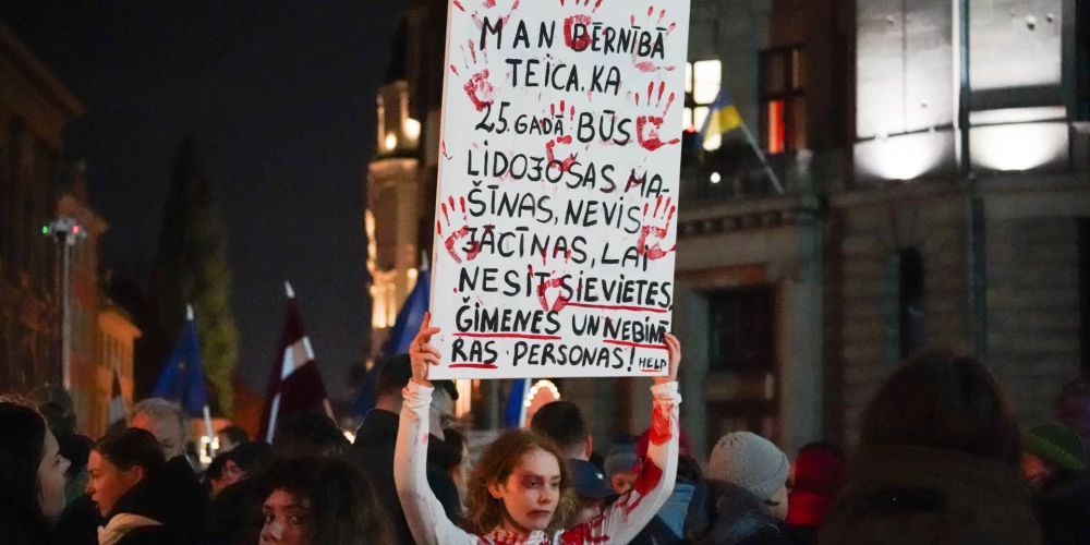 "Nosargāsim Māti Latviju" protesta akcija Doma laukumā (foto: Laura Baiba Balcere)