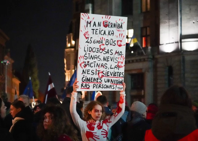 Латвийцы на Домской площади протестуют против выхода из Стамбульской конвенции.