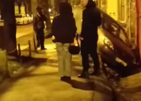 Vārnu ielā avarējusī automašīna gandrīz ielidojusi pirmā stāva logos (ekrānuzņēmums no video)