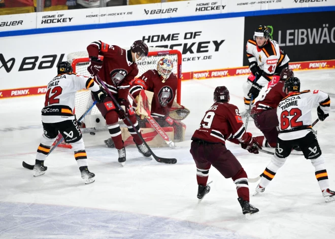 Latvijas hokejisti "Vācijas kausā" piekāpjas mājiniekiem: mūsējie iemet pirmie, bet tas arī viss