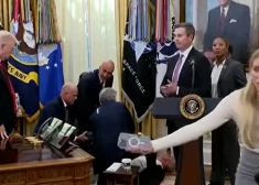 Traks skats! Baltajā namā saļimst "Novo Nordisk" vadītājs, kad Tramps rīko preses konferenci ar farmācijas gigantu vadītājiem