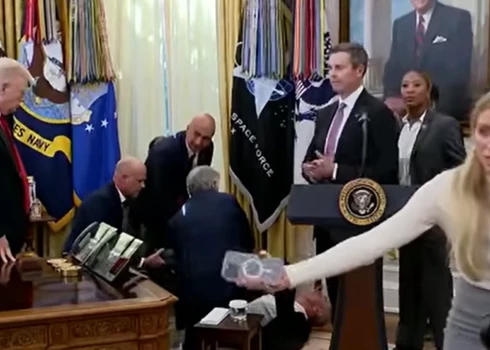 “Novo Nordisk” vadītājs Gordons Findlijs zaudējis samaņu (ekrānuzņēmums no video) 