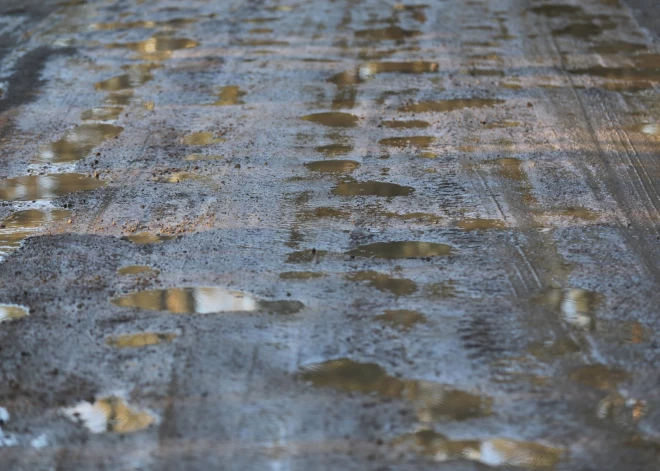 Autovadītāju ievērībai: mitrā laikā daudzviet pasliktinās grants autoceļu stāvoklis