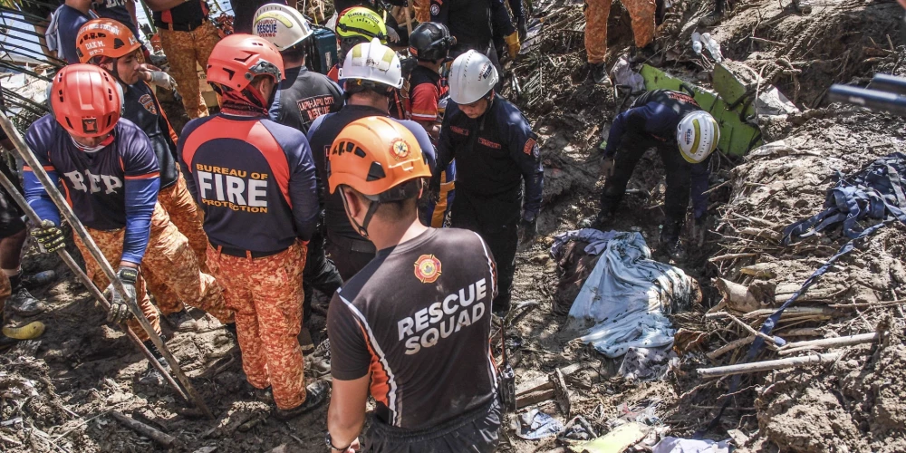 "Kalmaegi" šonedēļ izraisīja bezprecedenta plūdus Filipīnās, aiznesot automašīnas, upju piekrastes būdiņas un pat smagus kravu konteinerus.