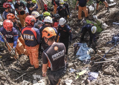 "Kalmaegi" šonedēļ izraisīja bezprecedenta plūdus Filipīnās, aiznesot automašīnas, upju piekrastes būdiņas un pat smagus kravu konteinerus.