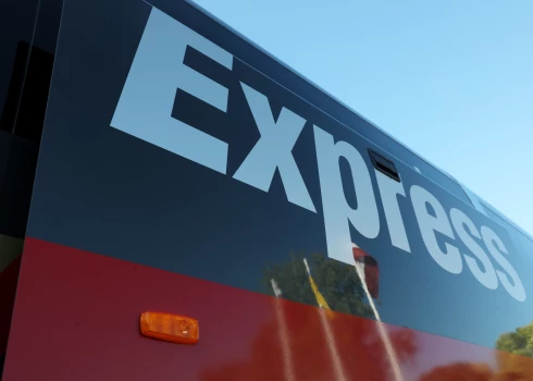 Satiksmes ministrija ir atcēlusi Autotransporta direkcijas (ATD) 2025. gada 18. jūnija lēmumu, ar kuru tika atteikts kompensēt SIA “Lux Express Latvia” zaudējumus par pasažieru ar valsts noteiktajiem braukšanas maksas atvieglojumiem pārvadāšanu komerciālajos maršrutos. 