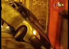 ВИДЕО: автомобиль врезался в дом в Гризинькалнсе: чудом не пострадали жильцы