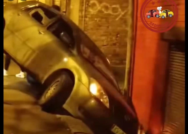 ВИДЕО: автомобиль врезался в дом в Гризинькалнсе: чудом не пострадали жильцы