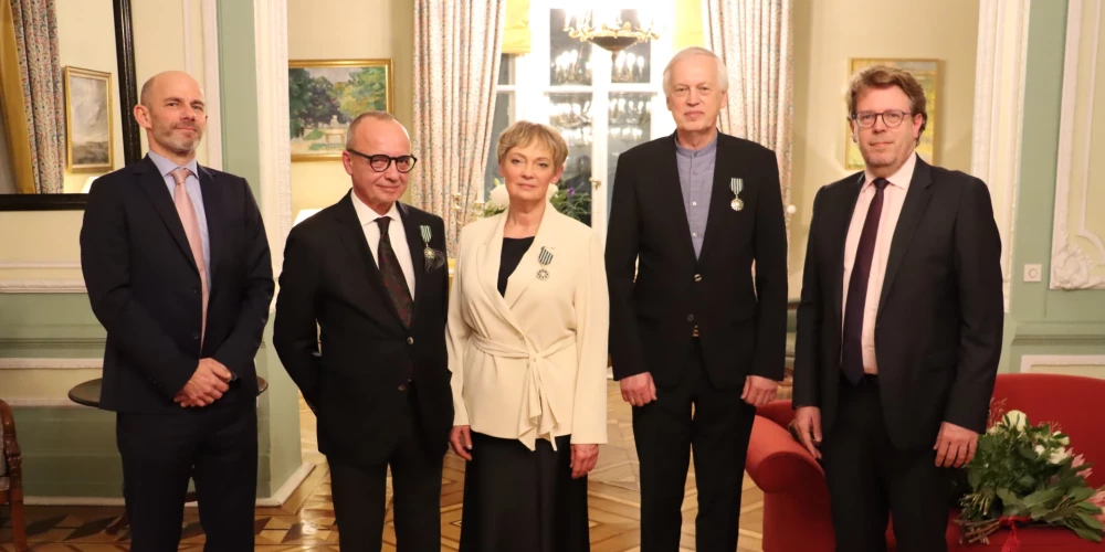 Baiba Uburģe, Juris Dambis un Kristaps Zariņš saņem Francijas Nacionālo ordeni mākslā un literatūrā.
