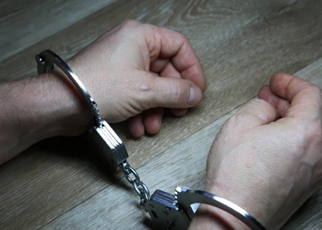 Solīja palīdzēt iegādāties automašīnu, saņēma naudu un pazuda; policija aizturējusi vīrieti, kurš izkrāpis 35 000 eiro