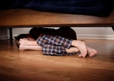 Суд в Риге вынес суровый приговор матери за насилие над 6-летним ребенком