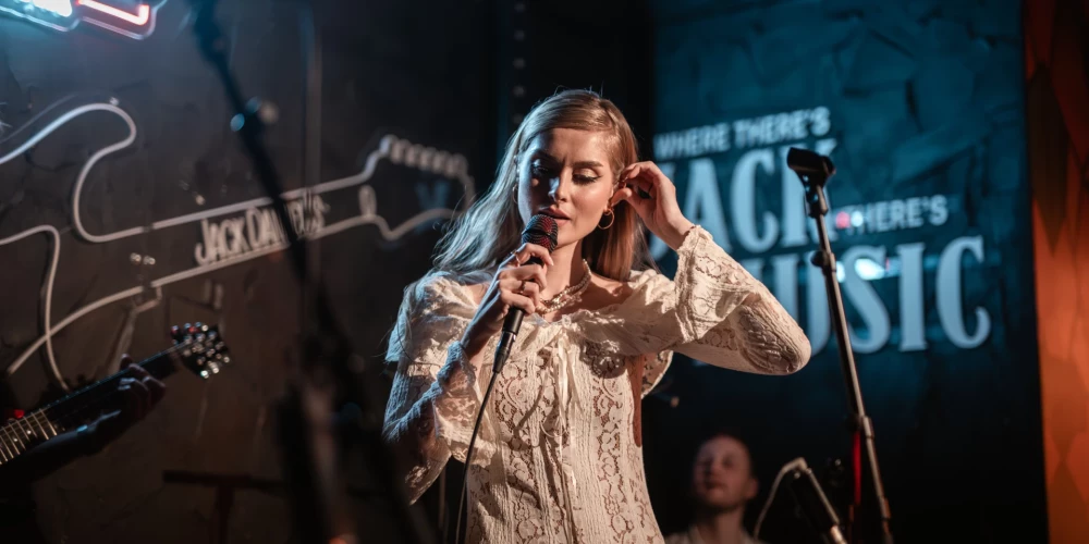 2025. gada 6. novembrī dziedātāja un dziesmu autore Patrisha "The Sinners Bar" prezentēja savu debijas albumu "Periodi", kas ir muzikāls stāsts par personīgām transformācijām mūziķes dzīvē.