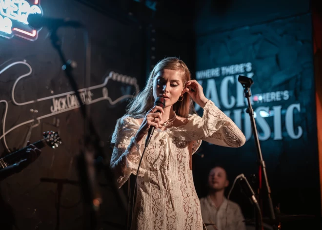 2025. gada 6. novembrī dziedātāja un dziesmu autore Patrisha "The Sinners Bar" prezentēja savu debijas albumu "Periodi", kas ir muzikāls stāsts par personīgām transformācijām mūziķes dzīvē.