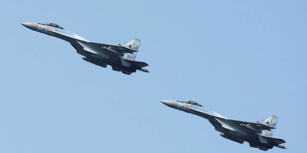 Krievijas "Sukhoi Su-35" reaktīvie iznīcinātāji veic lidojumu netālu no Rjazaņas.