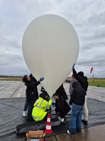 Ventspils Augstskolas elektronikas inženierijas studentu izstrādātā zonde uznes kombučas bundžiņu 30km augstumā.