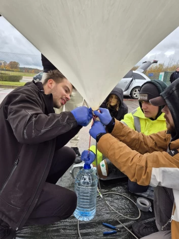Ventspils Augstskolas elektronikas inženierijas studentu izstrādātā zonde uznes kombučas bundžiņu 30km augstumā.