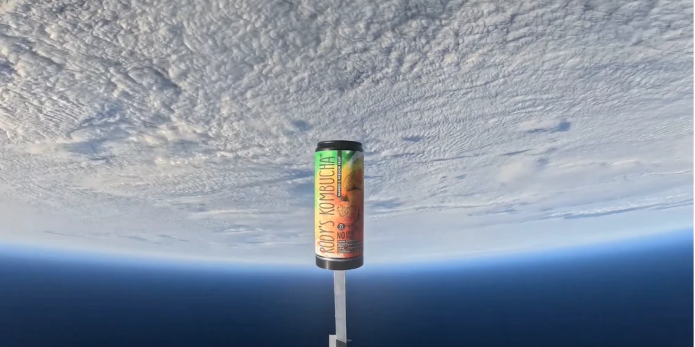 Ventspils Augstskolas elektronikas inženierijas studentu izstrādātā zonde uznes kombučas bundžiņu 30km augstumā.