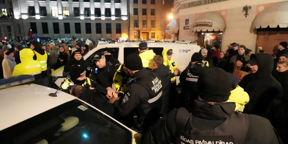 Вчера на Домской площади  были задержаны два человека.