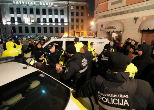 Вчера на Домской площади были задержаны два человека.