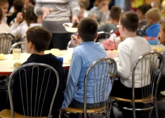 Jaunajā gadā Latvijā palielinās vairākus bērnu pabalstus. Kas tieši mainīsies?