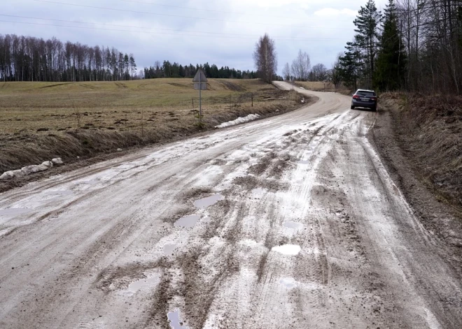 Из-за дождей в Латвии резко ухудшилось состояние грунтовых дорог. Где именно?