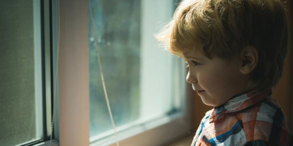 Tiesa par sešus gadus veca bērna sišanu mātei piemērojusi vairāku gadu cietumsodu.